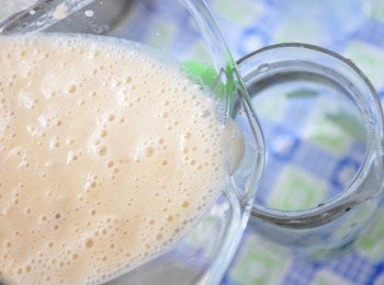 step4: 將香濃的麥片果汁倒進瓶中