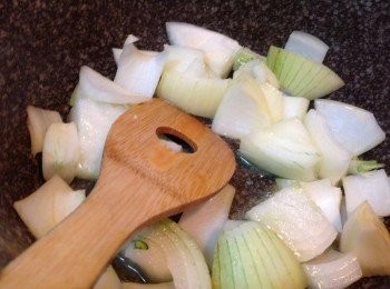 step1: 奶油先溶化後炒香洋蔥