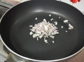 step2: 易潔鑊慢火燒熱1湯匙油， 下紅蔥頭粒爆香至半透明狀