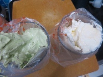 step15: 之後打起兩款淡忌廉至九分發，入擠花袋後綠白相間擠成圓點即可