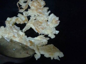 step7: 鑊再倒入油煮熱倒入打散的雞蛋煎熟，再用鑊鏟鏟碎盛起