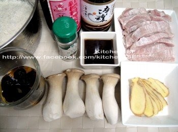 step1: 備好所有<span class="group_1">食材</span>。松阪肉洗淨，「逆紋」切片狀。老薑洗淨切片。乾香菇用熱水泡軟，再切細絲，香菇水保留。杏鮑菇切滾刀狀，備用。(逆紋切肉，口感較嫩。點圖放大看，就是刀切方向與肉面紋路垂直)(肉稍冰硬後再切，較好切)