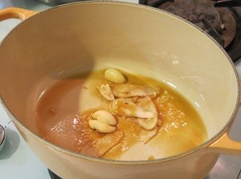 step1: 熱鍋後倒入麻油約2大匙，待油熱後放入薑片與蒜炒香。