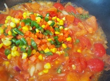 step6: 加入什菜粒拌勻。