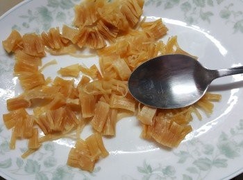 step4: 瑤柱浸軟後,浸瑤柱水可以加入蝦湯內,將瑤柱蒸15分鐘,再用匙羹壓扁,撕出絲