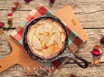 step6: 烤至表面金黃後，用細竹籤插入蛋糕體若不沾黏就代表已經熟透，出爐可以灑上過篩的糖粉就完成囉！