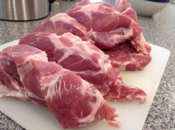 step2: 肉呢:

我呢度用左scotch fillet, 整出來係梅頭, 唔乾唔鞋亦唔肥, 就係剛剛好, 你可以用瘦、用肥, 自己喜歡就得, 我舊肉既肥瘦分布係點呢(這裡指叉燒,不是本人), 睇生肉圖.
