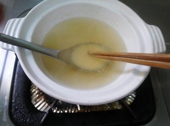 step3: 高湯下鍋為滾後，下一湯匙煉奶攪拌溶化後(加入煉奶是讓湯更濃郁)，