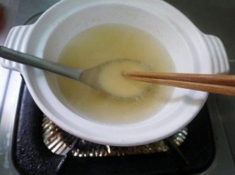 step3: 高湯下鍋為滾後，下一湯匙煉奶攪拌溶化後(加入煉奶是讓湯更濃郁)，