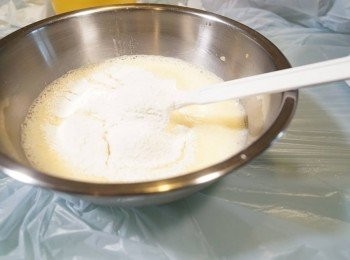 step3: 分2次篩入低筋麵粉, 用膠刮拌勻至完全無微粒. 然後加入菜油拌勻, 再把粉漿過篩, 靜置15分鐘