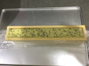 step5: 用曲奇模具//錫紙盒
用保鮮紙包好，壓成長方型
放在冰箱2-3小時