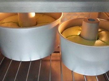 step18: 烤了10分鐘後，可快速移出，用刀子介十字（可以讓蛋糕爆得平均）