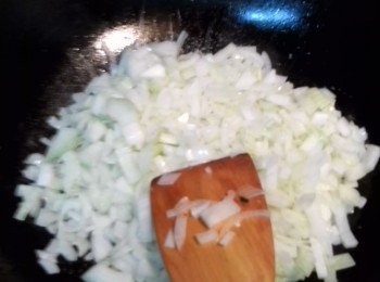 step1: 作法:1。洋蔥切末，番茄切塊，蘑菇竊辦後切片，
        2。起油鍋(用橄欖油)炒洋蔥，炒至透明起鍋。