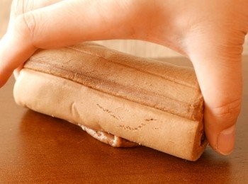 step3: 在完整的那條瑞士卷的底部抹上Nutella芝士醬，放到碟上固定好。