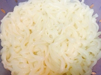 step3: 燒熱水，放稻庭烏冬煮至散開，撈起浸冰水備用。