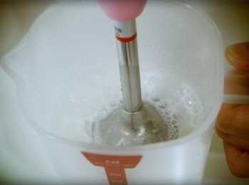 step5: 拿起攪拌棒開始打奶泡~~~~