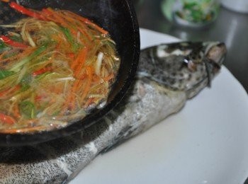 step4: 然後淋上蒸好的石斑魚身