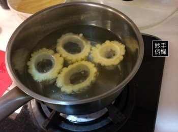 step1: 苦瓜洗淨去籽後切成環狀用滾水川燙3-5分鐘備用,
