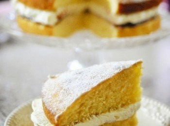 step7: 將蛋糕合在一起，灑上糖霜便成！