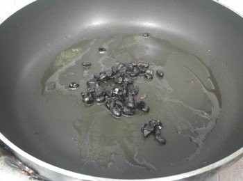 step2: 易潔鑊燒熱2湯匙油， 將黑蒜粒及豆豉粒慢火爆香， 盛在碗中