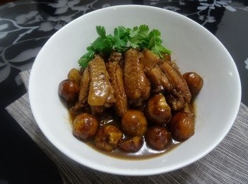 step7: 下<span class="group_3">芡汁</span>撈勻， 蓋上蓋慢火煮25分鐘至栗子熟透最後調味及用適量生粉水埋芡便完成。