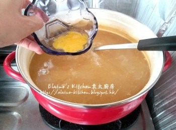 step11: 加入雞蓉拌勻用中火煮至雞肉熟透 , 最後加入蛋液及胡椒粉拌勻調味