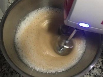 step5: 接著打發蛋白，低速打到起泡後擠入檸檬汁，然後改高速並分3次倒入棕櫚糖。