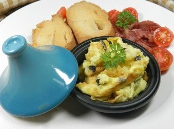 step7: 盤子擺上準備好的<span class="group_1">食材</span>~簡單的一頓早餐