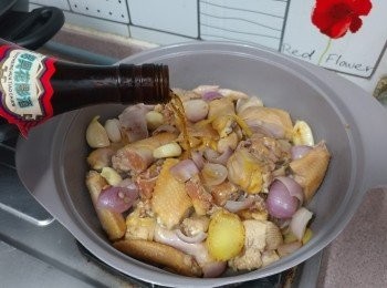 step3: 下雞件炒至雞肉表面變色， 贊酒炒至酒精揮發