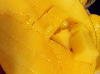 step2: 芒果切成芒果粒，放入碗中。