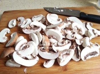 step4: 白蘑菇 , 啡蘑菇去蒂切片 , 椰菜切絲
