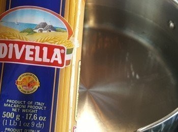 step1: 燒滾一鍋水，加入1茶匙鹽，將Divella意粉煮8分鐘，備用。