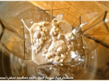 step2: 撕開黑木耳米布丁的封膜，將內容物直接倒入果汁機中。