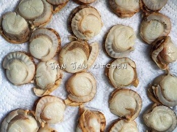 step1: 帶子解凍，清洗然後用廚紙抹乾。加醃料醃15分鐘。意粉用油、鹽滾水煮至9成熟，盛起備用。