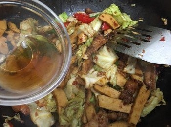 step27: 加入1湯匙紹興酒炒勻