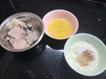 step2: 將雞蛋打勻，醃好的斑塊浸入蛋漿中，然後沾上粟粉