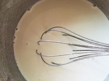 step4: 在來米粉加水425cc，調勻至沒有顆粒。(這次試做得比例是1:4，在來米粉200g ：蘿蔔絲375g+水425g= 800g)