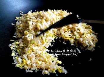 step7: 鑊中(不落油)放入已剁碎的大豆芽 , 用慢火慢慢烘至乾身