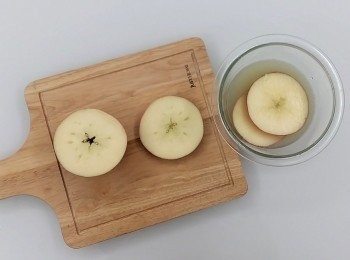 step2: 將檸檬榨成汁，蘋果切成厚片狀(約1cm的厚度),把每片切好的蘋果片完全浸泡過檸檬汁,這樣可防止蘋果片氧化。