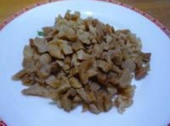 step1: 蘿蔔乾切碎，蘿蔔乾有的很鹹，先嚐試一下鹹度，再去調配鹹度。