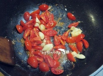 step3: 餘油煸炒.番茄大蒜