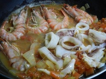 step7: 加入蝦子，兩面煮熟就可以先夾起來