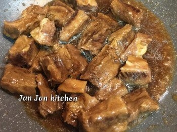 step2: 先盛起牛肋條切件，原鍋再下蘿蔔炆15分鐘，盛起蘿蔔，下生粉水收汁，牛肋條及蘿蔔回鍋拌勻上汁即可。如蘿蔔份量不多，可於牛肋條炆了25分鐘後再下蘿蔔一起再炆15分鐘。*明火炆水份就要蓋過材料，炆1小時再焗1小時至腍為止。