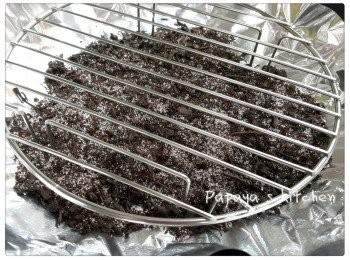 step3: 係鑊中間放上錫紙，放入熏料，再放上蒸架，再將雞放上去熏，大火7分鐘，再轉小火5分鐘，焗10鐘，全程都唔可以打開蓋