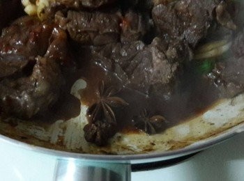 step5: 八角也加入翻煮一下