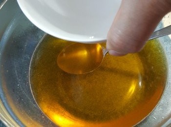 step3: 再加入240g凍滾水（凍滾水作用是令已用熱滾水開溶的啫喱粉加快冷凍） 最好係雪過嘅凍滾水，如果冇，室溫凍滾水都得,啫喱水如果唔夠凍，落奶會起粒粒