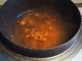 step1: 用350毫升水加冰糖、話梅煮4分鐘，熄火，加入冰梅醬和桂花，待涼備用