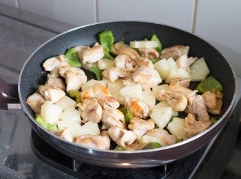 step6: 下菠蘿炒勻。