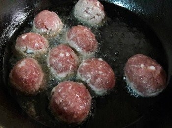 step6: 平底鍋中加入1公分的油燒熱 , 再把漢堡放入 , 先把一面煎至微黃 , 再翻面煎至完全熟透