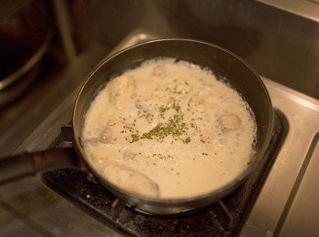 step5: 倒入5匙Classico義大利麵白醬，及5匙鮮奶煮到滾稍微收汁